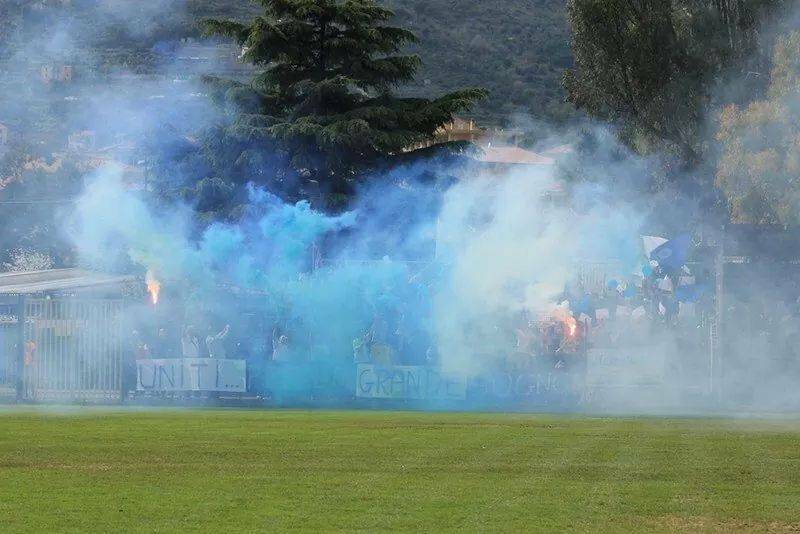 I colori ed i tifosi della "Curva Fiume", gli ultras del Magra Azzurri.