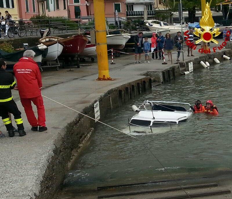 L'imbarcazione recuperata a San Terenzo