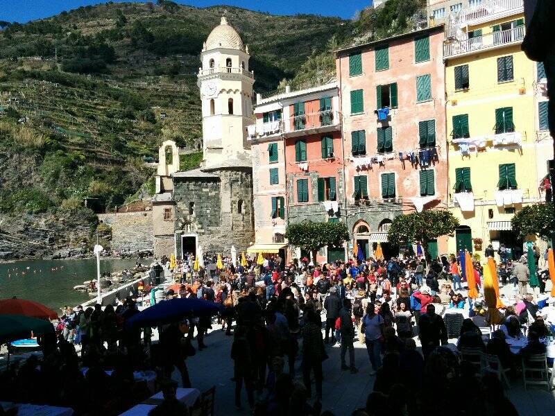 Vernazza piena di turisti