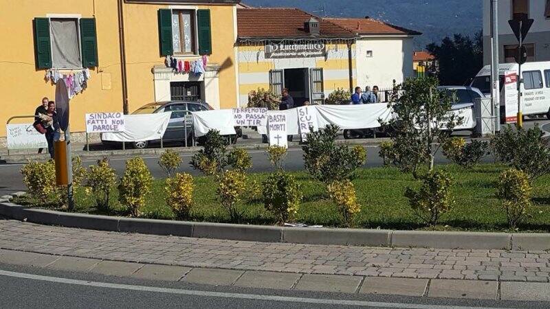 Ad Arcola lenzuola bianche contro i tir 