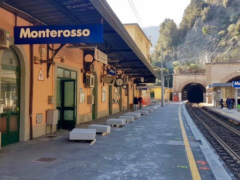Lavori nella stazione ferroviaria di Monterosso