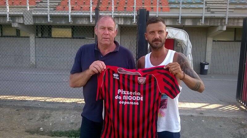 Mattia Bottari, neo centrocampista del Ceparana, posa con il D.s. Rubini.