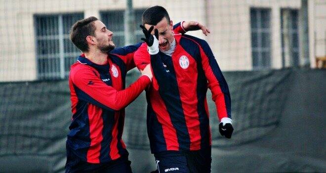 Andrea Rocca esulta dopo un gol segnato in maglia Loanesi.