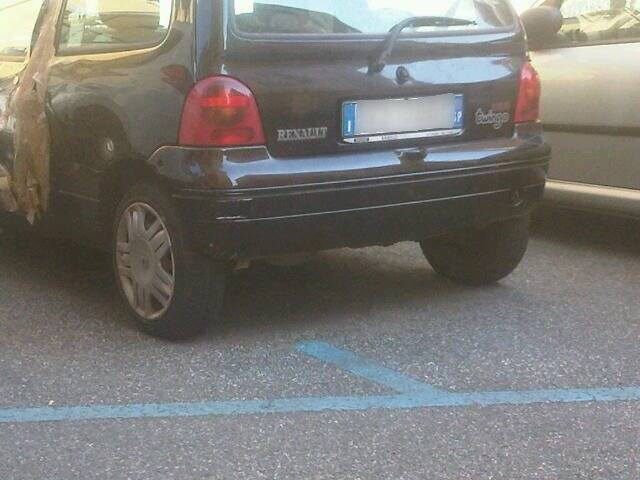 Auto abbandonata in Via Venezia