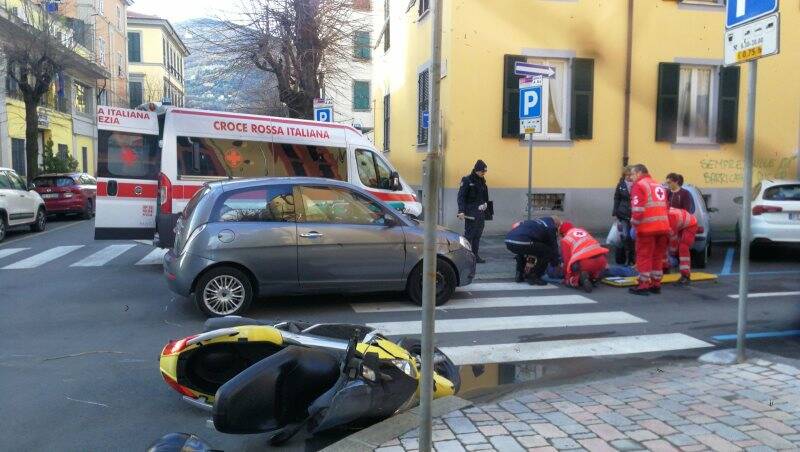 Incidente tra auto e scooter all'Umbertino