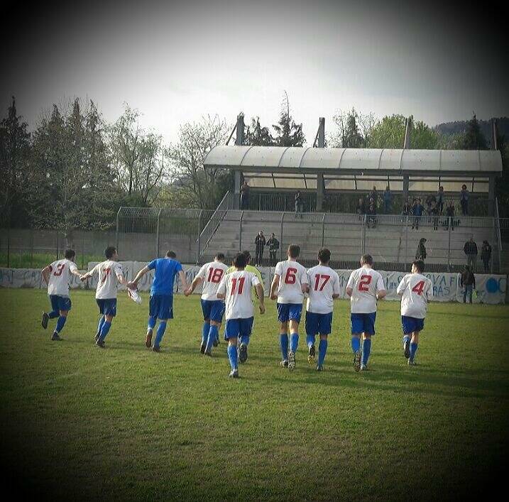 L'esultanza dei giocatori della Madonnetta al termine del match contro la Luni Calcio vinto per 4 - 1.