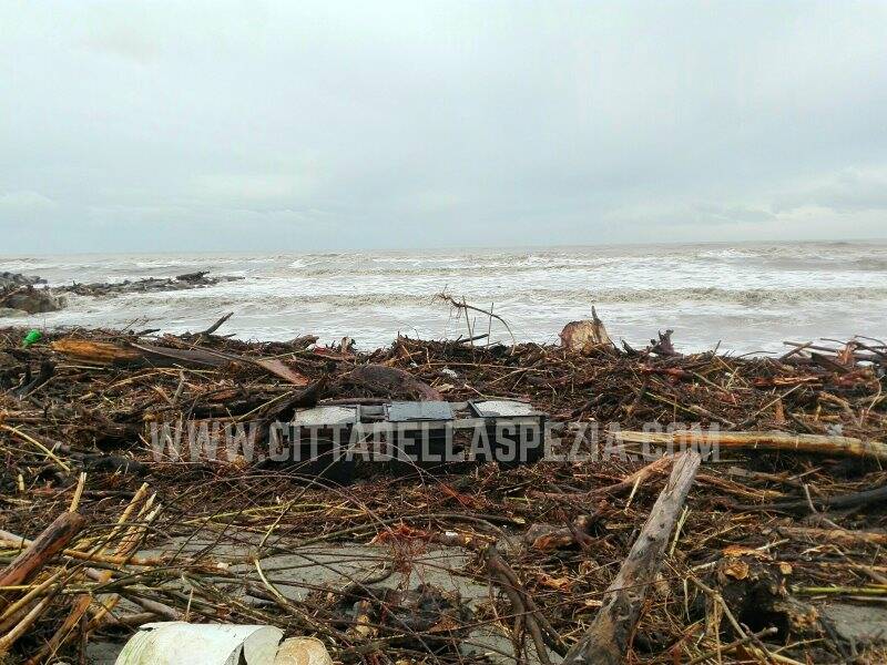 Litorale di Marinella invaso dai detriti dopo l'allerta rossa