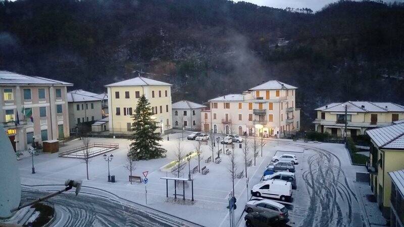 Neve in Piazza Marconi a Sesta Godano, 16 dicembre 2017