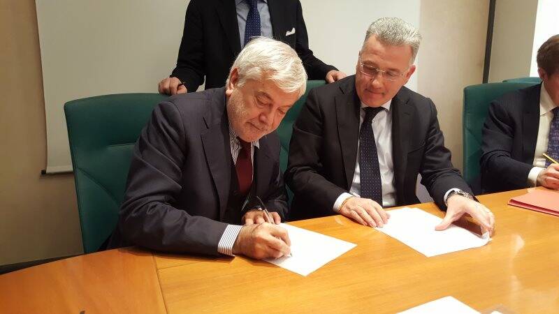 Paolo Peveraro, presidente di Iren, e Pierluigi Peracchini, sindaco della Spezia, siglano l'accordo di investimento