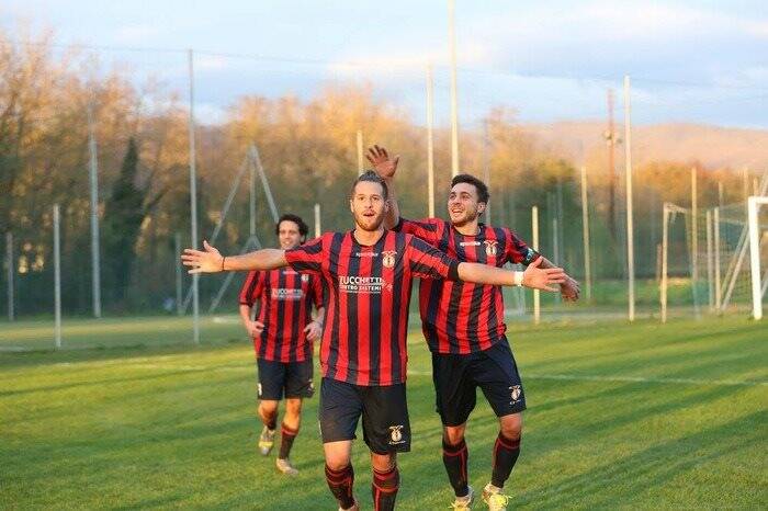 Vangi Gabriele esulta dopo un gol con la maglia del Montevarchi.