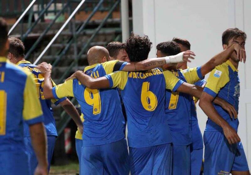 La Carrarese festeggia un gol, nella foto con il N°6 si riconosce Fabio Maccabruni.