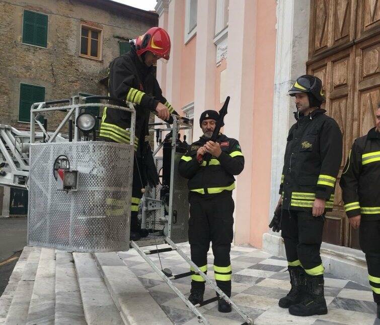 Vigili del fuoco al lavoro per ripristinare l'orologio di Torre Guinigi