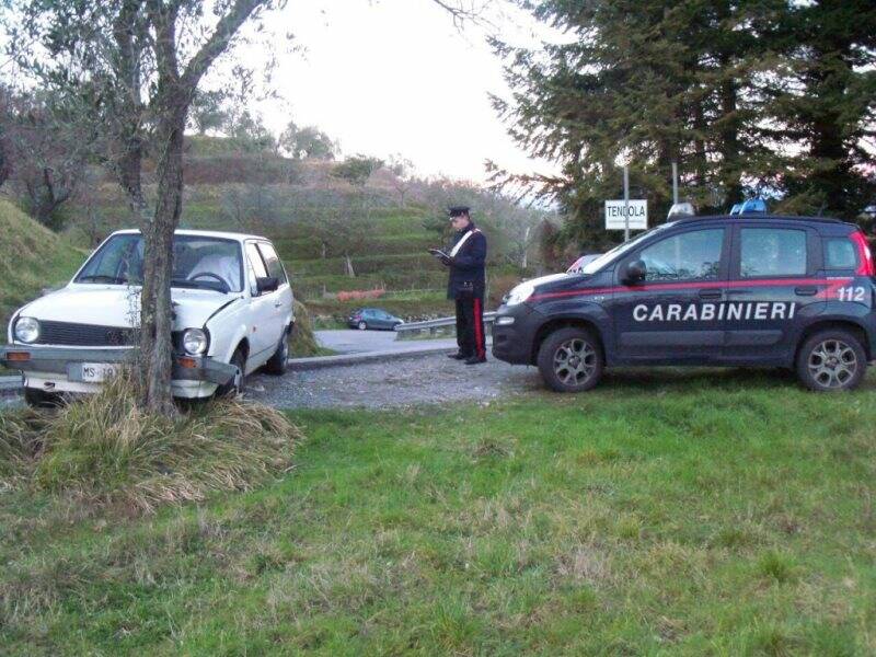 L'auto finita contro l'albero a Tendola