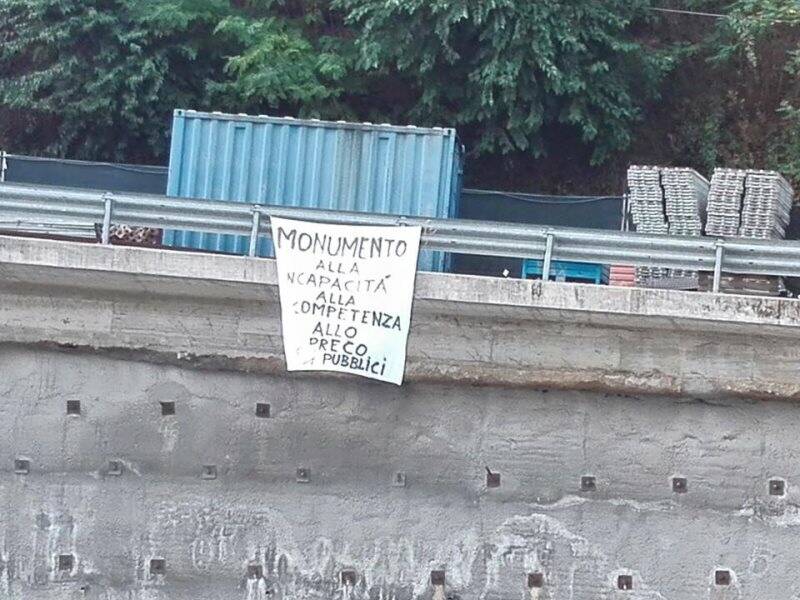 Striscione di protesta al cantiere del parcheggio della Trina