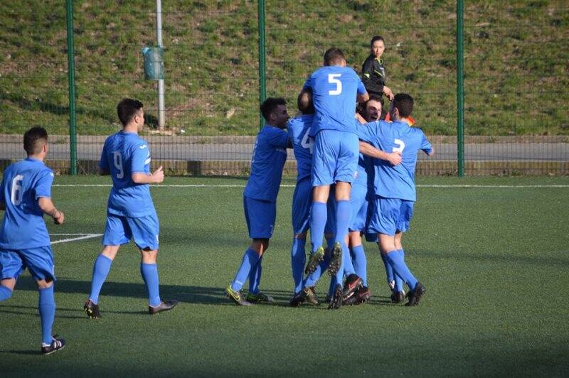 Grandissima esultanza per il gol vittoria che vale il 2 - 3 finale del San Cipriano in casa dell'Angelo Baiardo.