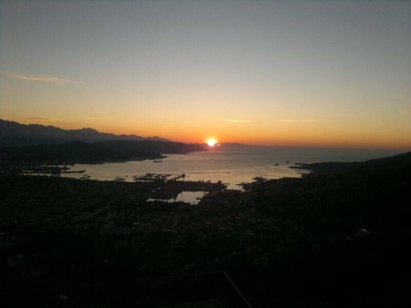 Il sole sorge sul Golfo