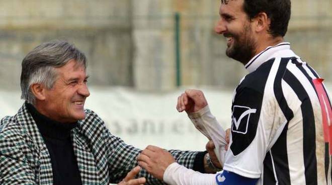 Luca Fiuzzi con la maglia e la fascia di capitano dell'Argentina Arma.