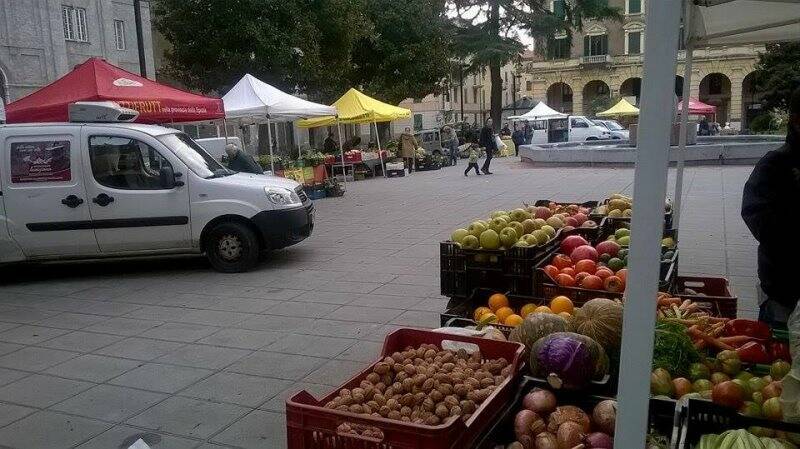 Mercato in Piazza Brin