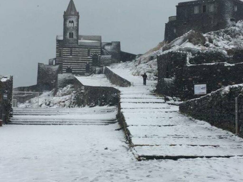 Piazza San Pietro innevata