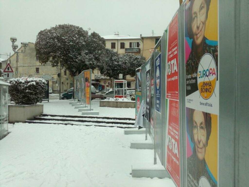 Santo Stefano, neve 'elettorale' in Piazza Garibaldi
