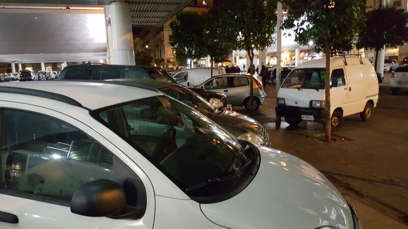 Auto parcheggiate in Piazza Cavour