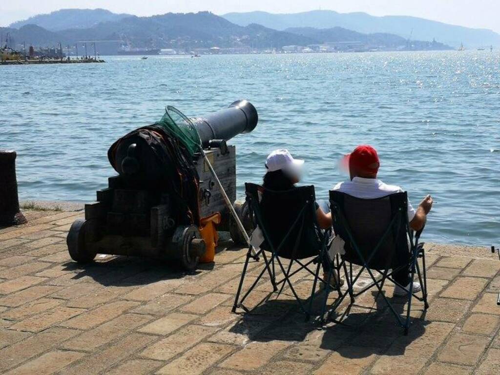 Caldo e bivacchi fra Morin e molo