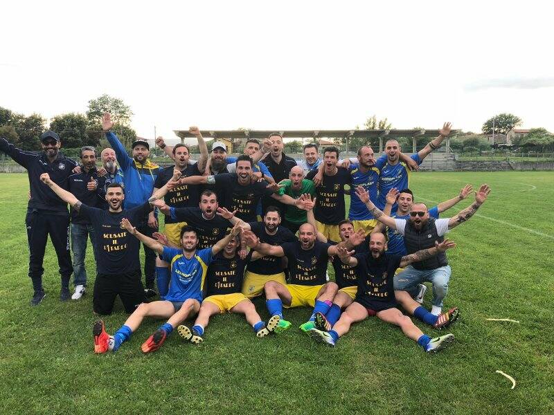 L'Antica Luni festeggia la vittoria dei play off che coincidono con la promozione in I Categoria.