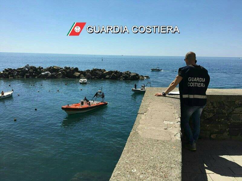 L'intervento della Guardia costiera a Riomaggiore