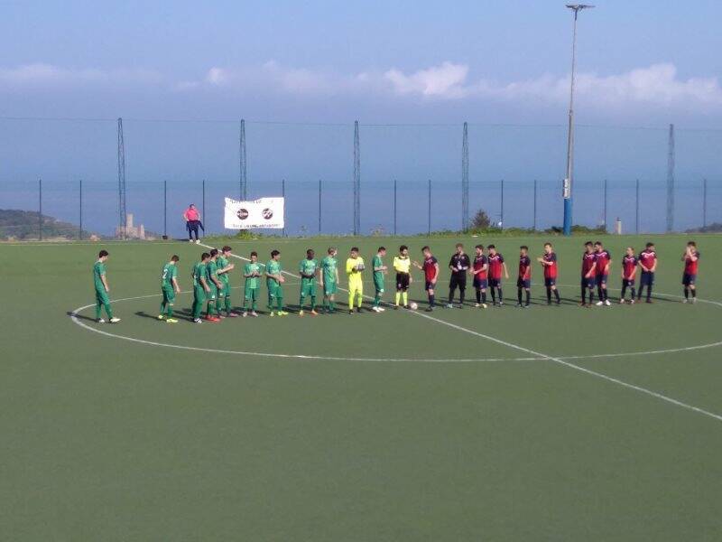 Le formazioni di Vado e Fezzanese al fischio iniziale del Sig. Bagnato di Genova nell'andata della semifinale per il Titolo Regionale Juniores d'Eccellenza.