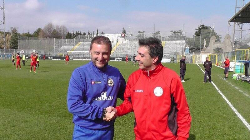 Mister Lorenzo Plicanti con Mister Mangia nell'amichevole di San Giuseppe. La Tarros Sarzana è ospite della capolista Molassana Boero nel big match di giornata.