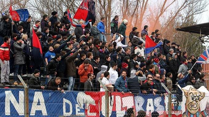 Una foto dei tifosi del Ponsacco.