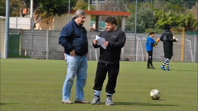 Al "Morel" di Ventimiglia, prima dell'inizio del match, il trainer spezzino Davide Marselli del Rapallo Ruentes "studia" la lista degli avversari.