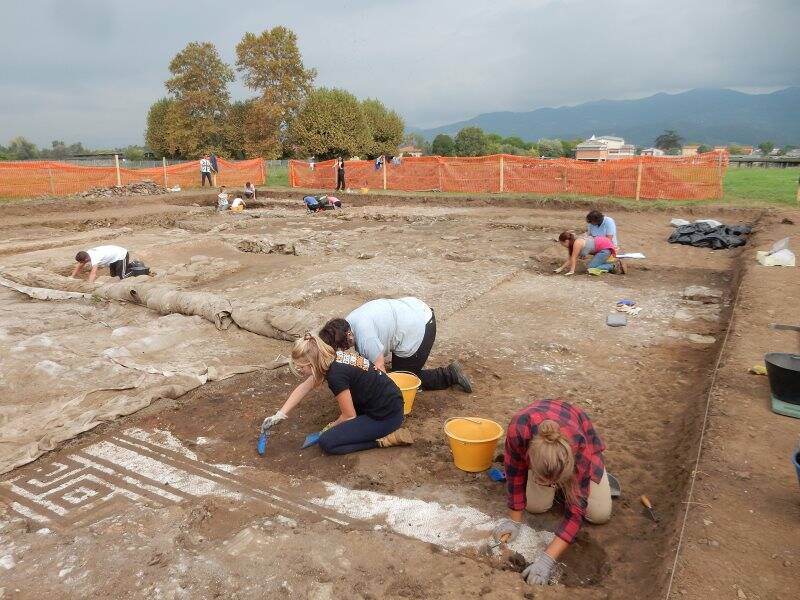 Domus meridionale: il mosaico dell’atrio in corso di scavo