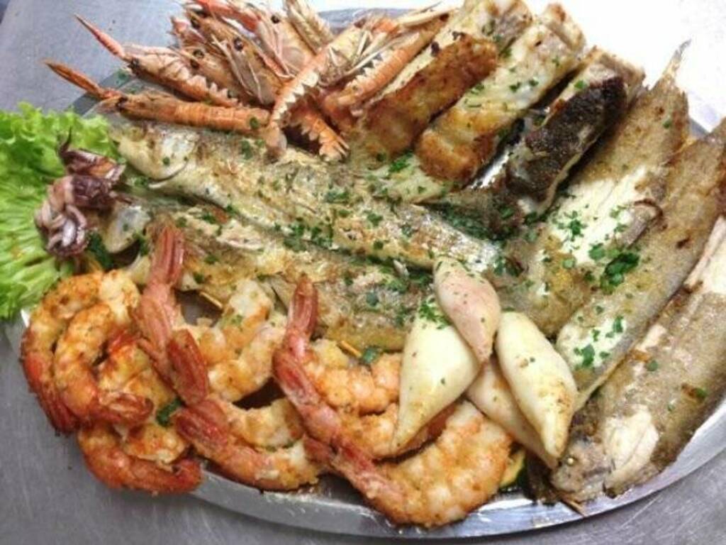 Lezioni di cucina di mare con lo chef Natale Simonetta. Al via il nuovo corso di Confcommercio