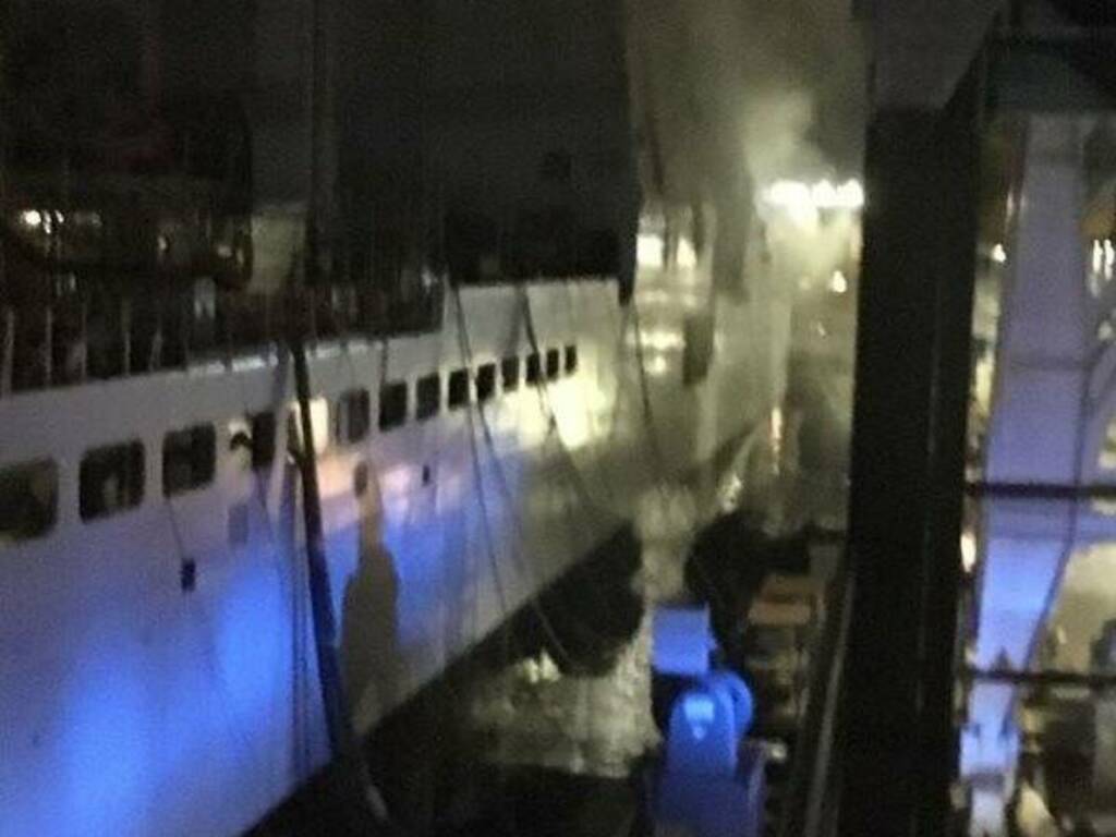 Fiamme a bordo di una nave militare in costruzione al Muggiano