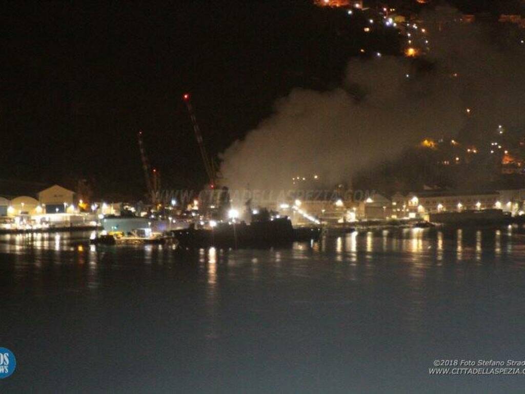 Fiamme a bordo di una nave militare in costruzione al Muggiano