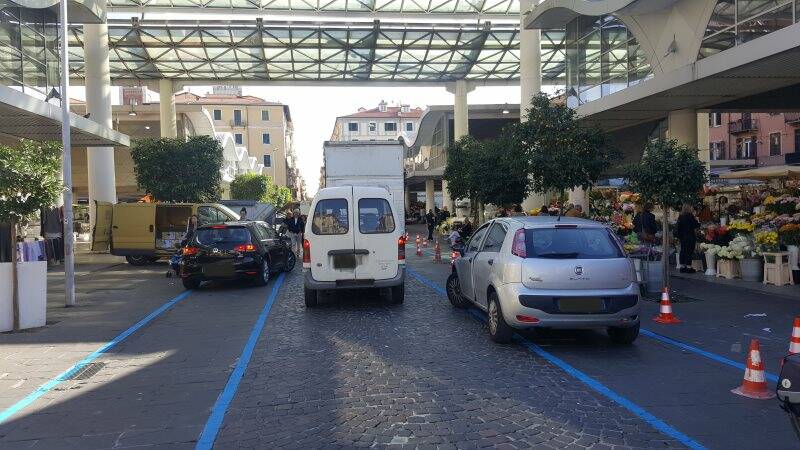 Auto in sosta (vietata) in Piazza Cavour nelle ore mattutine