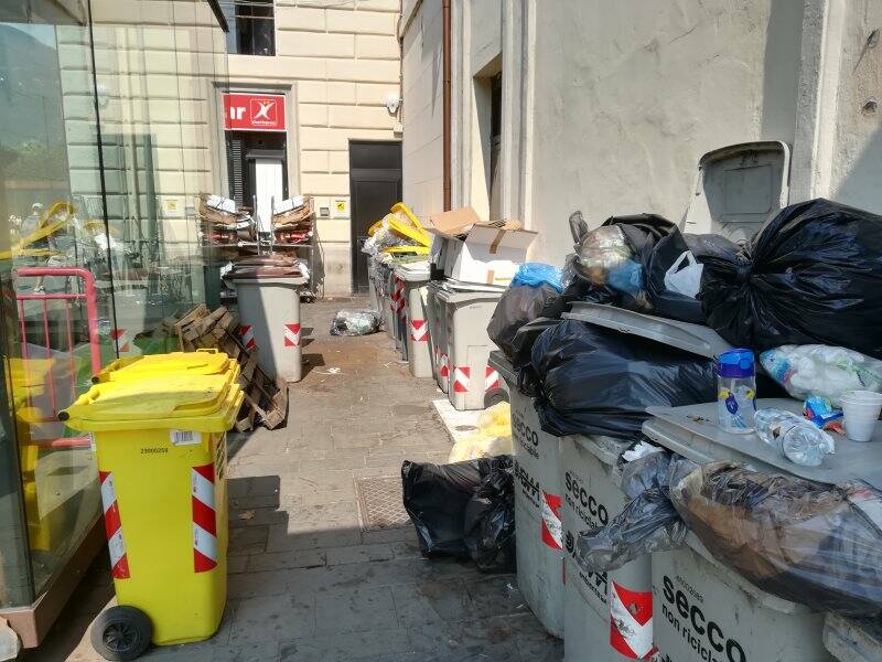 I rifiuti dal box di vetro per accedere al piano inferiore in Stazione centrale