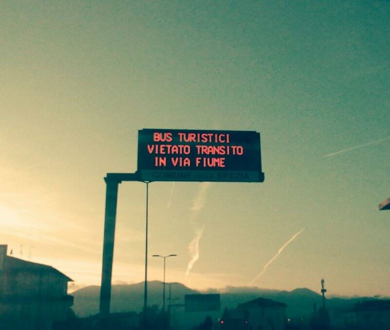 Bus turistici via da sotto la stazione