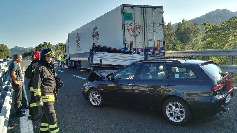 Incidente stradale sulla A12, due feriti