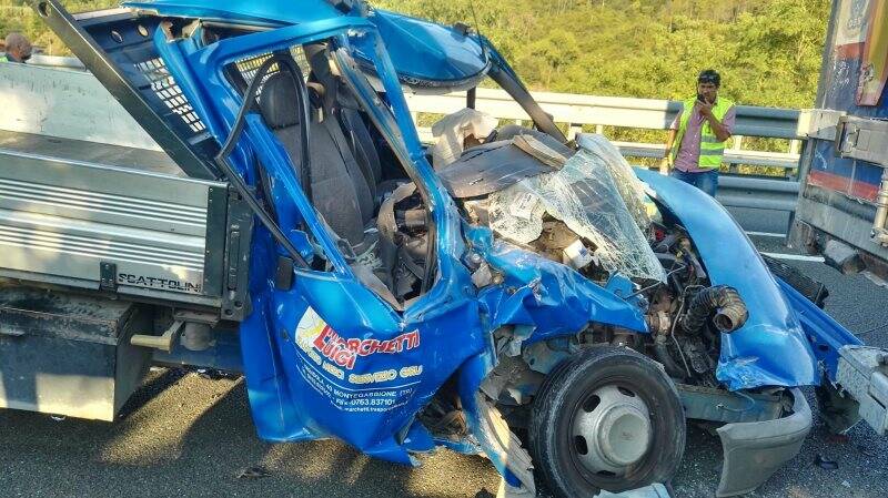 Incidente stradale sulla A12, due feriti