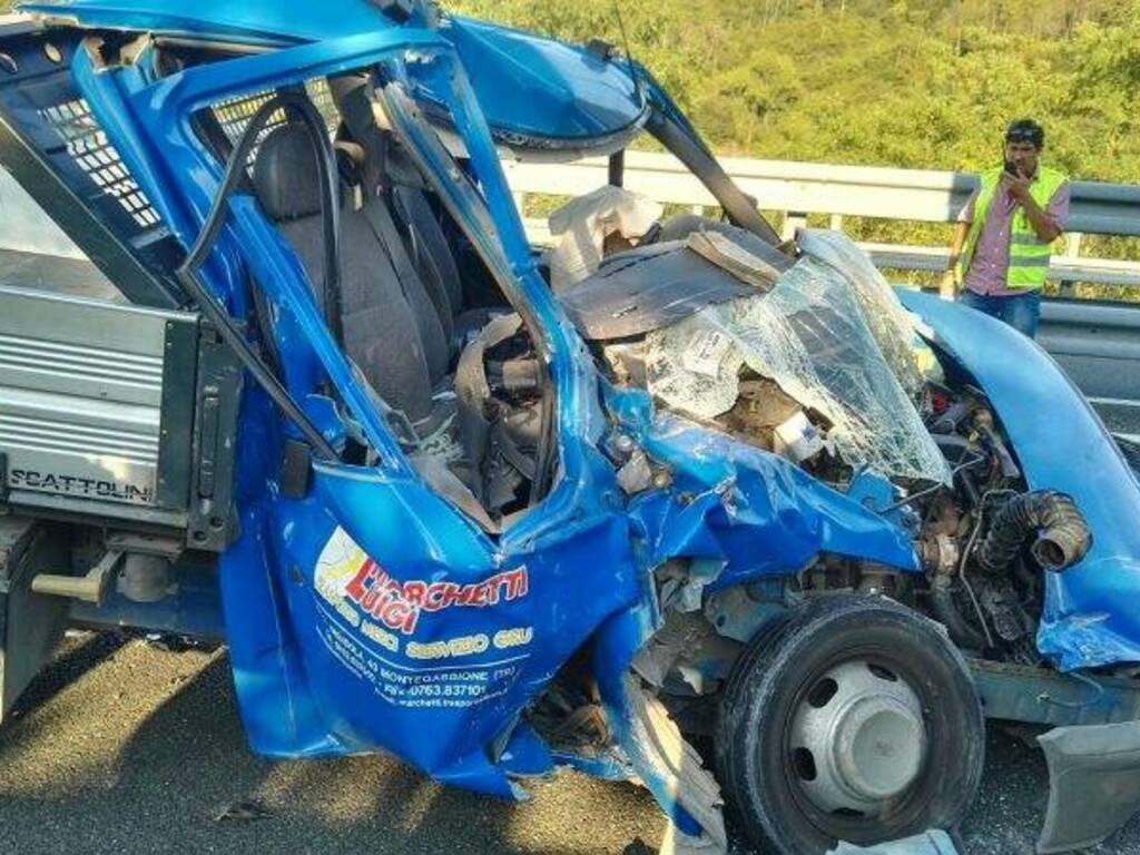 Incidente stradale sulla A12, due feriti