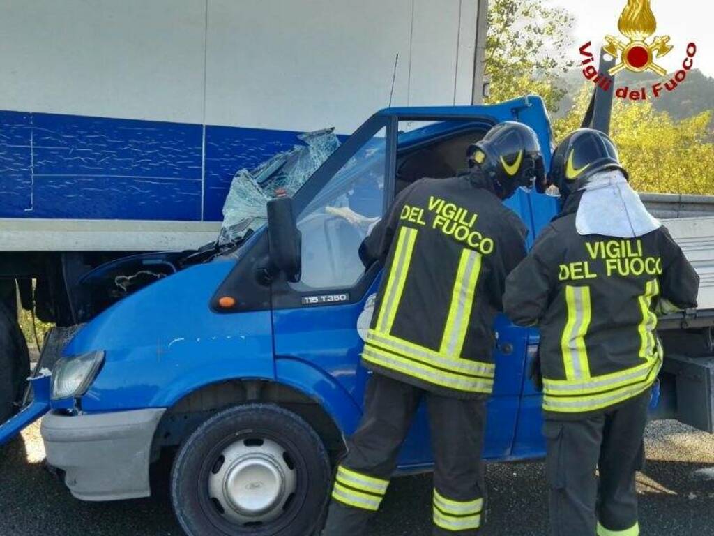 Incidente stradale sulla A12, due feriti