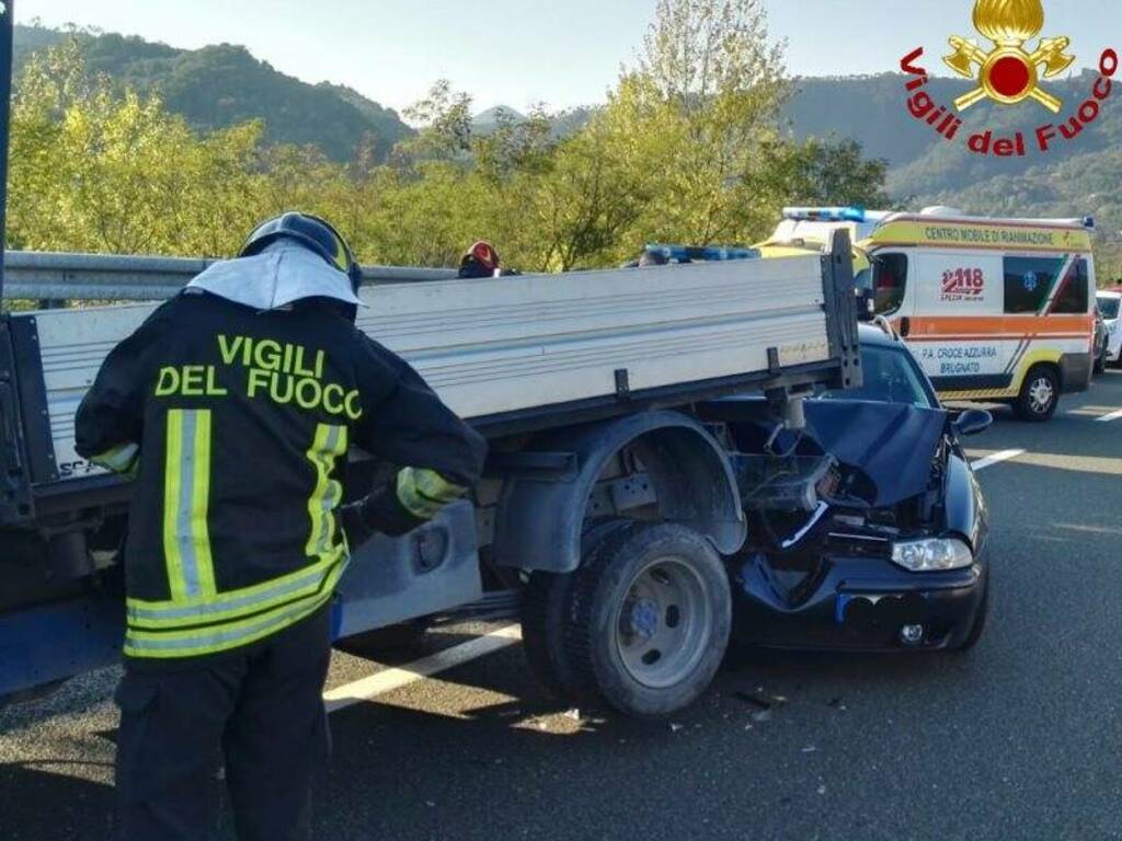 Incidente stradale sulla A12, due feriti