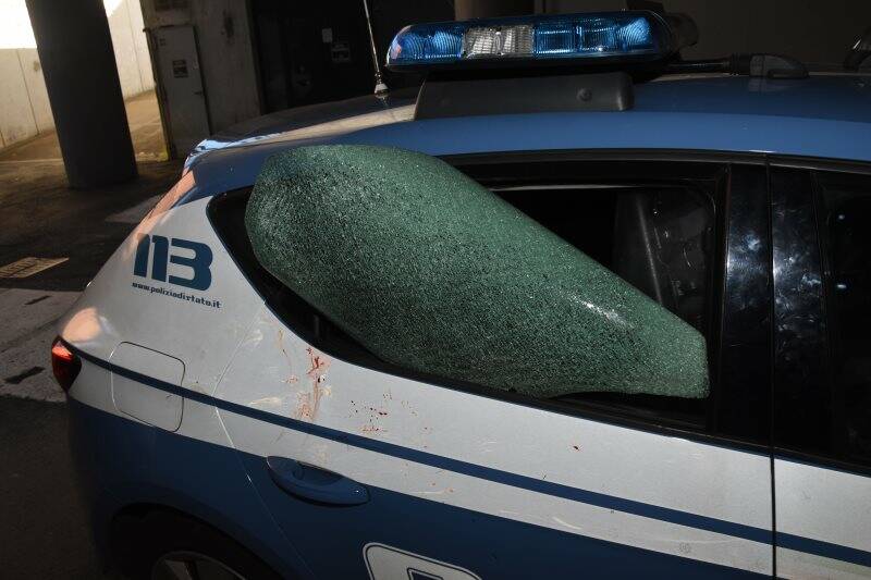 L'auto della Polizia incidentata