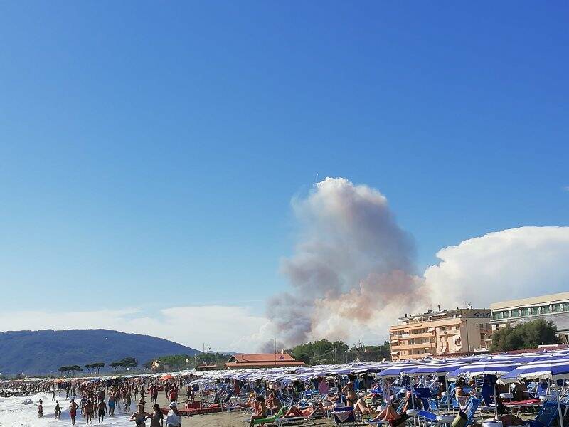 La colonna di fumo dell'incendio di Bottagna 