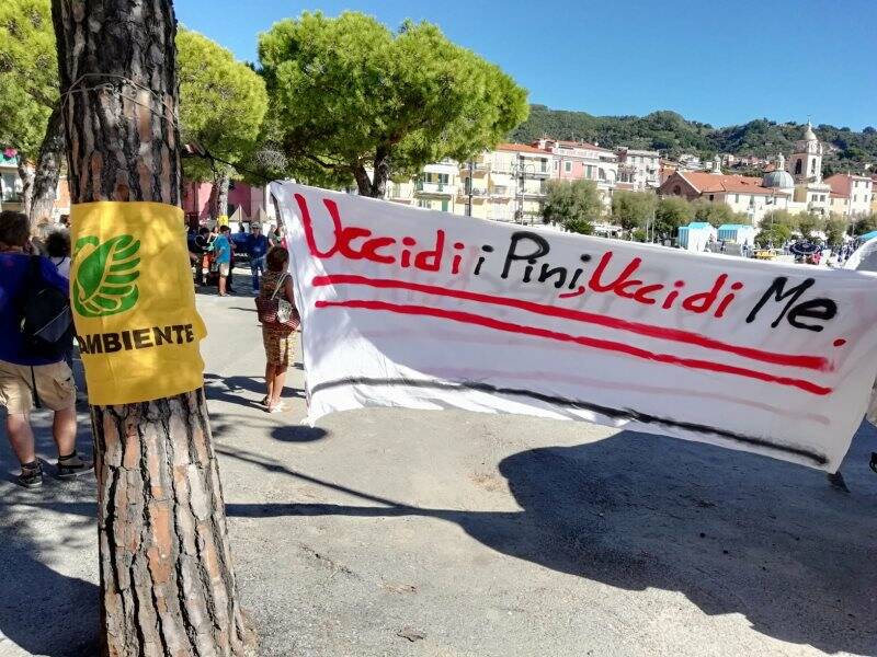 Manifestazione per salvare i pini alla Marina di San Terenzo