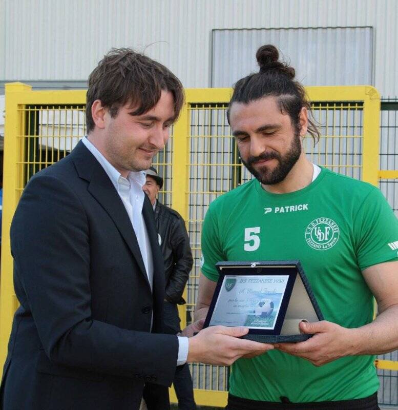 Manuel Fiocchi premiato dal sindaco di Portovenere per le 350 presenze in maglia "verde" Domenica scorsa prima del match contro l'Adriese.