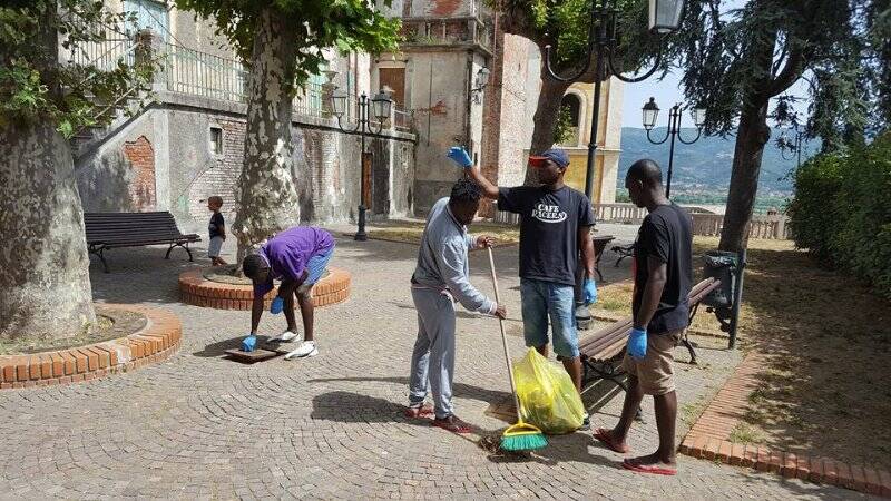 Migranti al lavoro per la pulizia del borgo