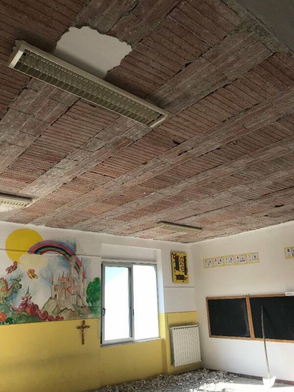 Solaio 'a nudo' alla scuola Fermi